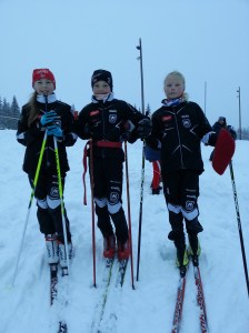 Maja Ellefsrud, Eirik Enbusk og Victoria Nitteberg etter gjennomført renn under Oslo skifestival på Gåsbu.