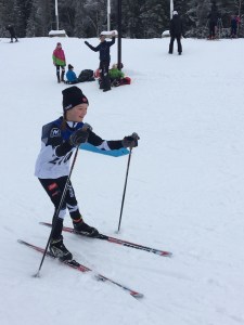 Mia Minge Johannesen i Arne Rustadstuens minneløp. (Familien Kjær Jørgensen i bakgrunnen)